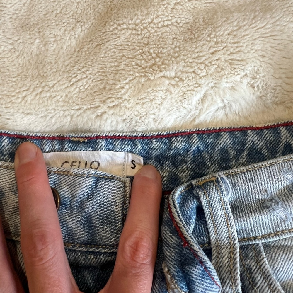Carly Jean Los Angeles Jean Shorts - Picture 3 of 4